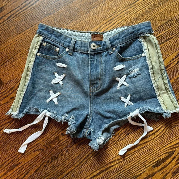 POL denim distressed fringe-edge 5-pocket front lace-up shorts. Large. - Picture 1 of 6